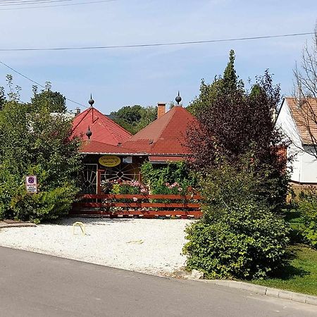 Gyoengyvirag Apartment Romhány Exteriör bild
