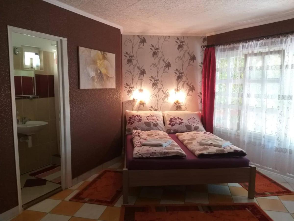 Gyoengyvirag Apartment Romhány Exteriör bild