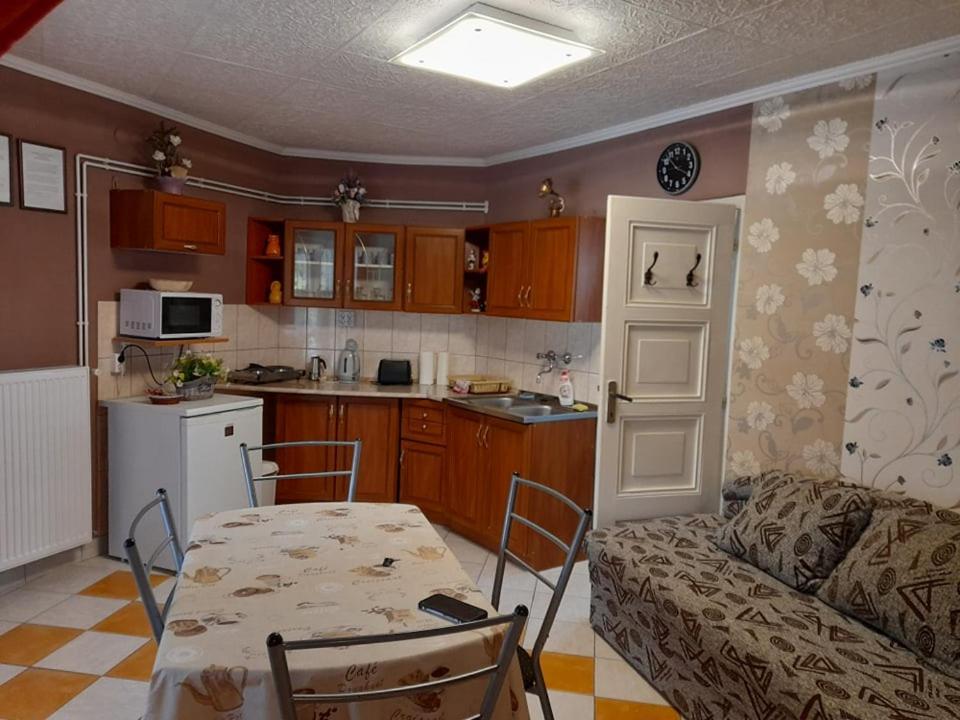 Gyoengyvirag Apartment Romhány Exteriör bild
