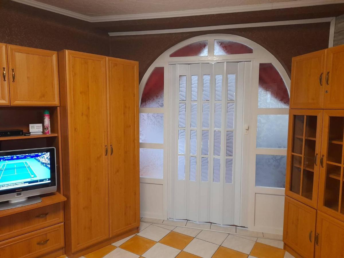 Gyoengyvirag Apartment Romhány Exteriör bild