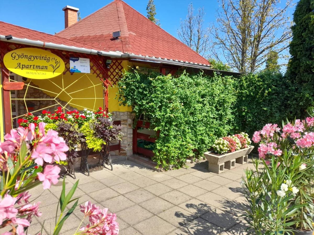 Gyoengyvirag Apartment Romhány Exteriör bild