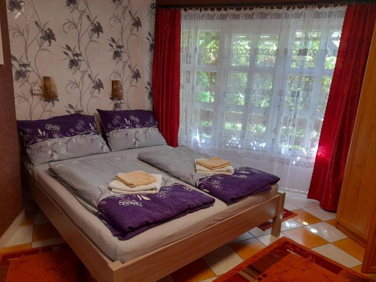 Gyoengyvirag Apartment Romhány Exteriör bild