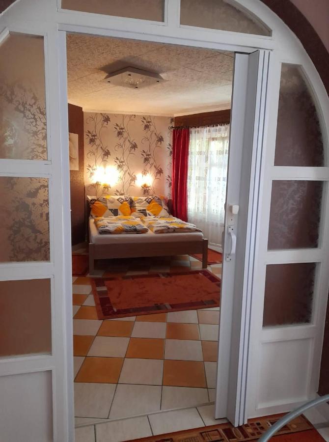 Gyoengyvirag Apartment Romhány Exteriör bild