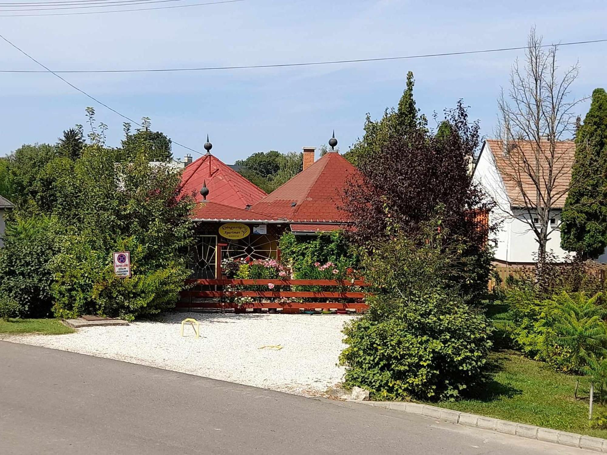 Gyoengyvirag Apartment Romhány Exteriör bild