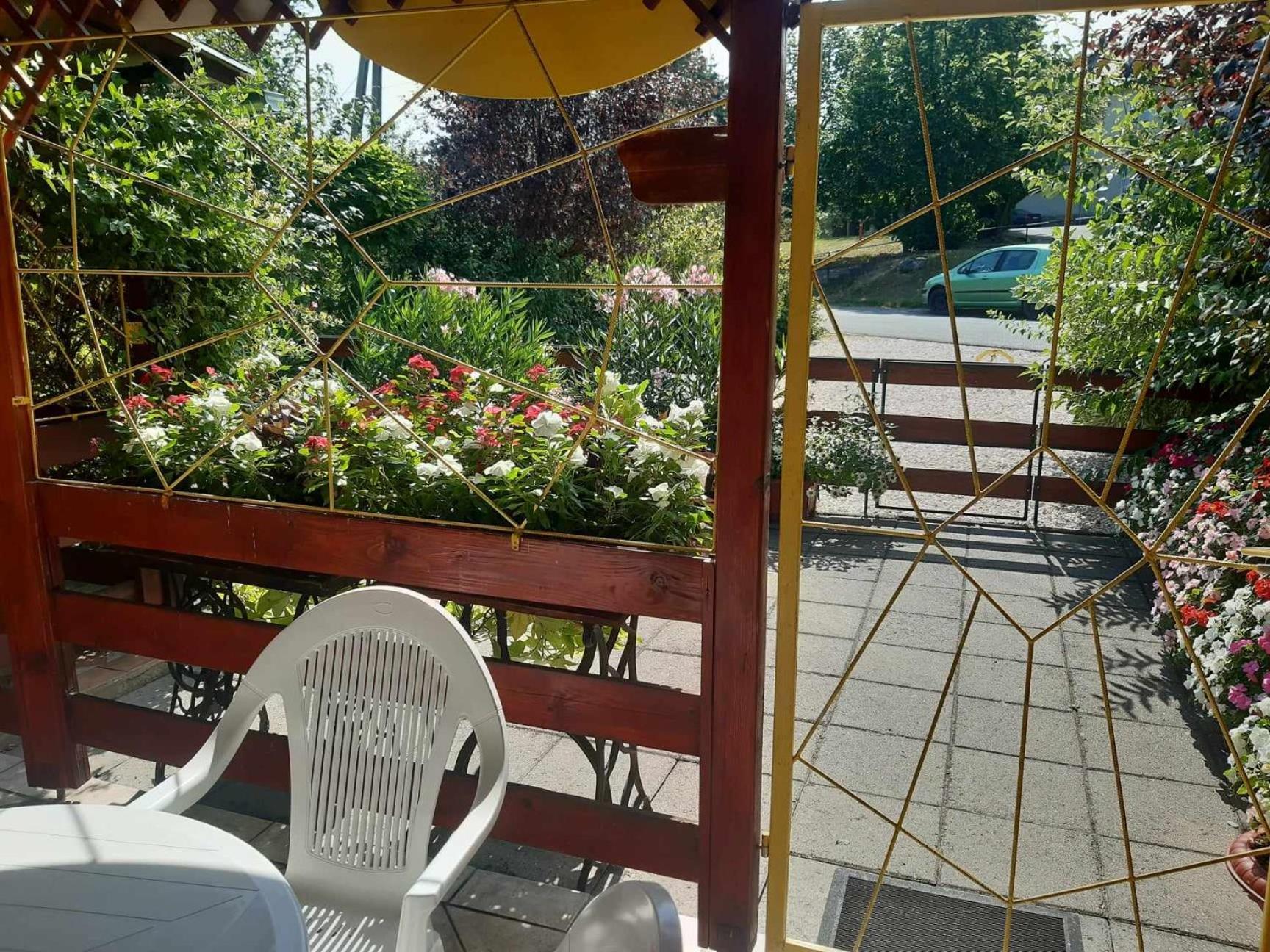 Gyoengyvirag Apartment Romhány Exteriör bild