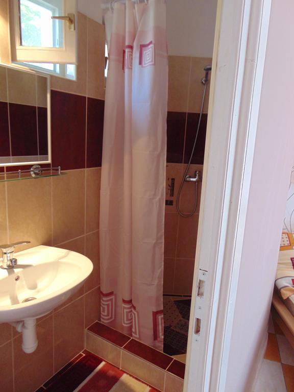 Gyoengyvirag Apartment Romhány Exteriör bild